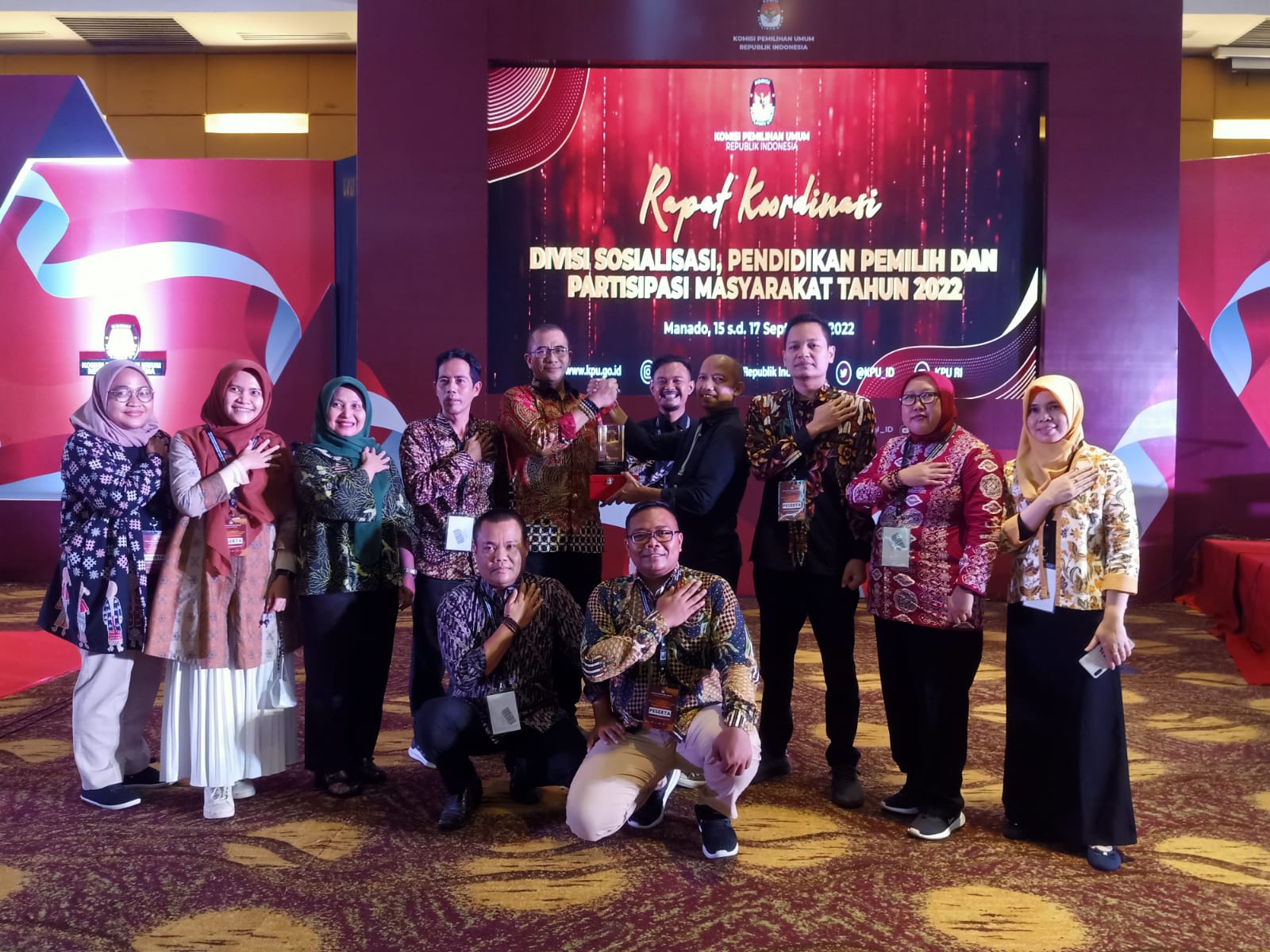 Penyerahan Penghargaan Pelayanan dan Pengelolaan PPID KPU se-Indonesia Tahun 2022
